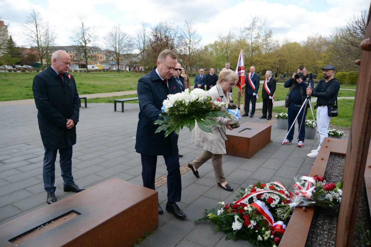 Władze samorządowe składają kwiaty i znicze przed pomnikiem