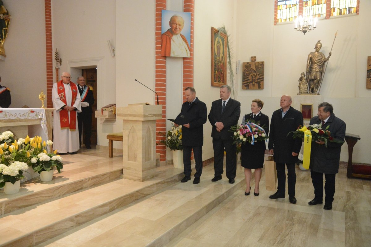 Przedstawiciele samorządów powiatowego i gminnego podczas Mszy Świętej w Dniu Św. Floriana