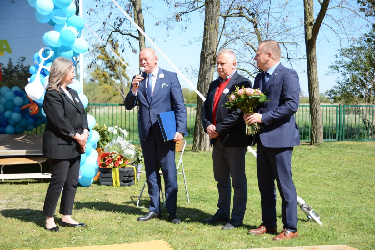 Przedstawiciele samorządu powiatowego wraz z Dyrektor Przedszkola w Trzebieży