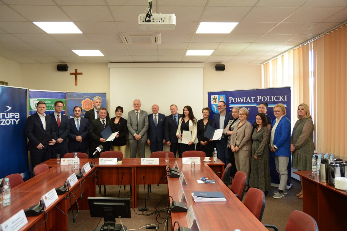 Uczestnicy spotkania dotyczącego projektu "Branżowe Centrum Umiejętności" na wspólnym zdjęciu