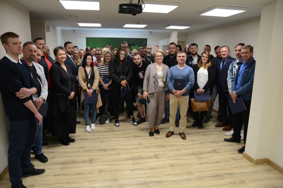 Uczestnicy spotkania dotyczącego wręczenia umów na rozpoczęcie działalności gospodarczej