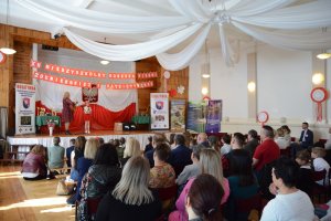 Na pierwszym planie publiczność, w tle scena konkursowa