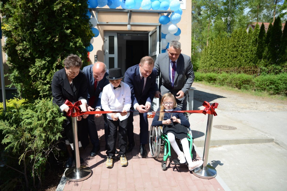 Przecięcie wstęgi przed nowym internatem SOSW nr 1 w Policach