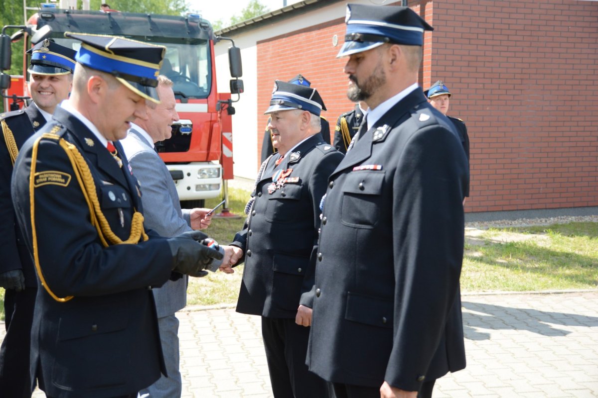 Nadanie odznaczeń dla strażaków podczas obchodów Dnia Strażaka