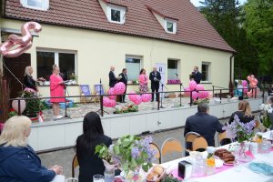 Przedstawiciele samorządu powiatowego przemawiają podczas obchodów święta osób z niepełnosprawnościami