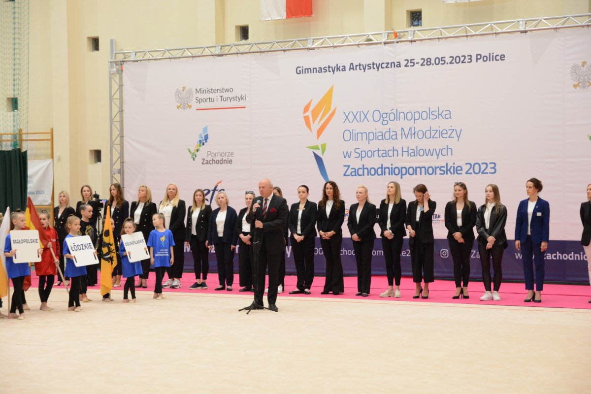 Przewodniczący Rady Powiatu w Policach Cezary Arciszewski przemawia podczas zawodów sportowych