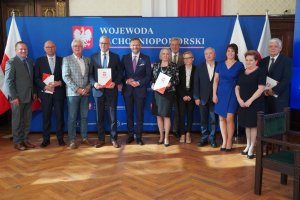 Uczestnicy spotkania stoją w szeregu na wspólnym zdjęciu