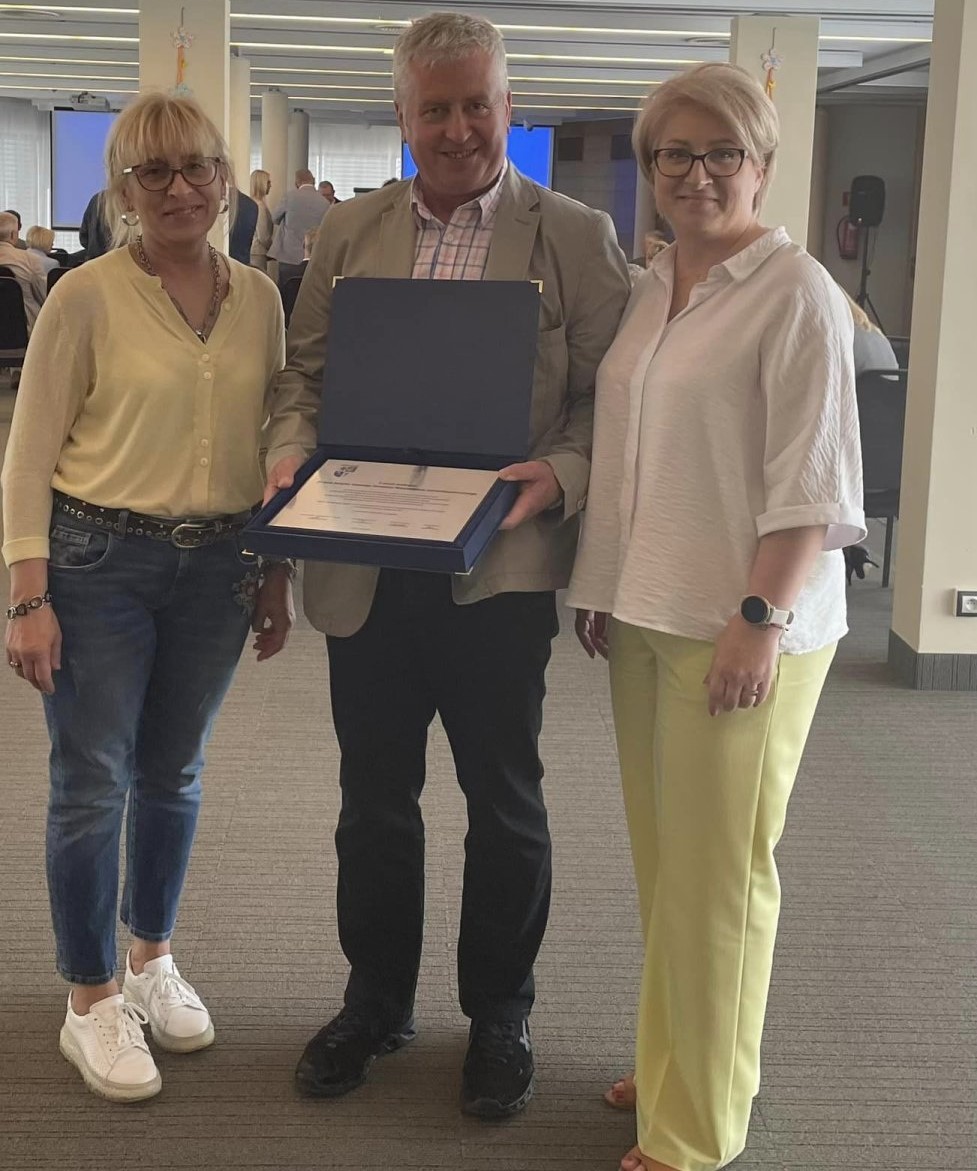 Wicestarosta Policki Joanna Napiwodzka wraz z pracownikami Starostwa Powiatowego w Policach na wspólnym zdjęciu