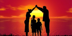 rodzina mama, dzieci oraz tata przy zachodzie slonca