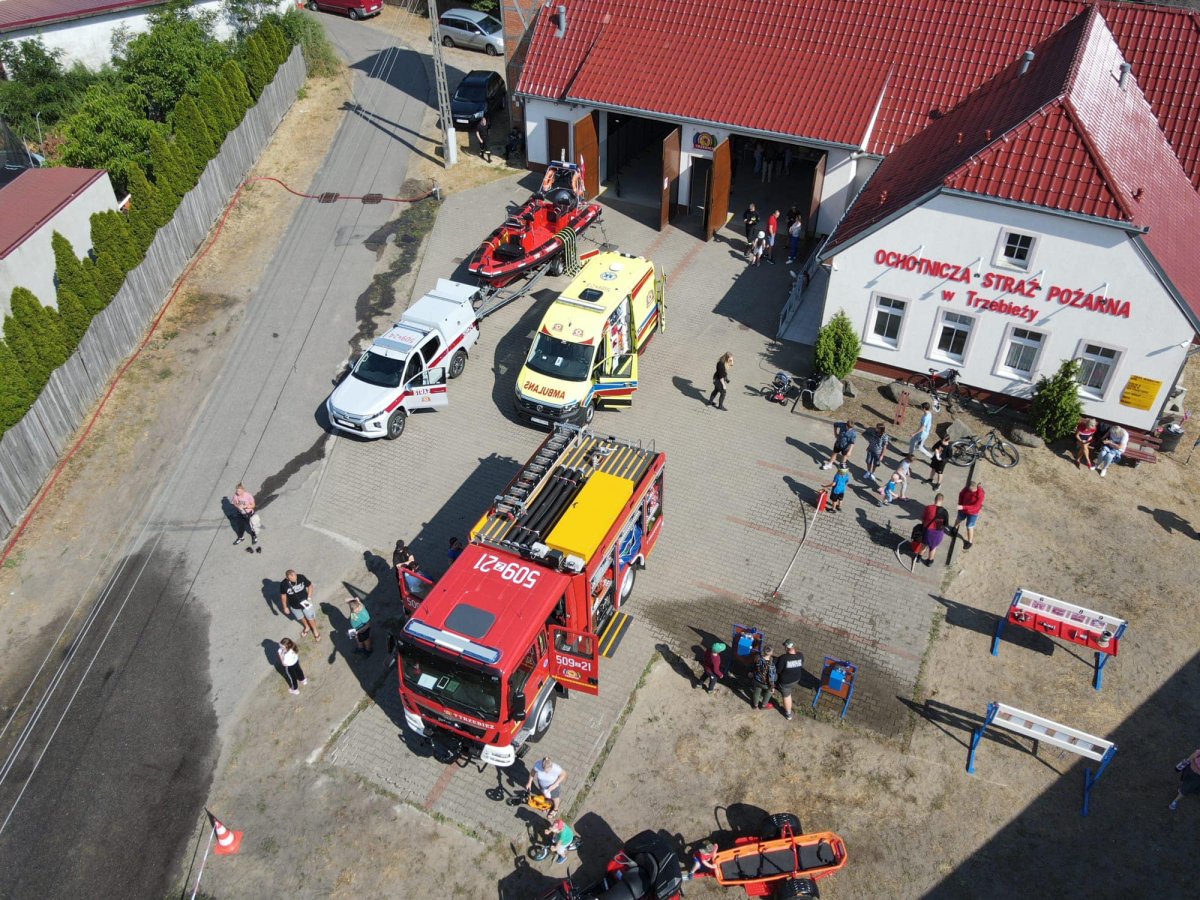 Samochody strażackie i budynek w ujęciu z lotu ptaka