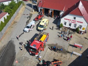 Samochody strażackie i budynek w ujęciu z lotu ptaka