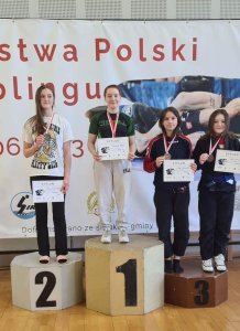 Zawodnicy Hulk Team Police stoją na podium