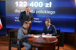 Starosta Policki Andrzej Bednarek podpisuje umowę z Wojewodą Zachodniopomorskim Zbigniewem Boguckim. W tle poseł na Sejm Leszek Dobrzyński