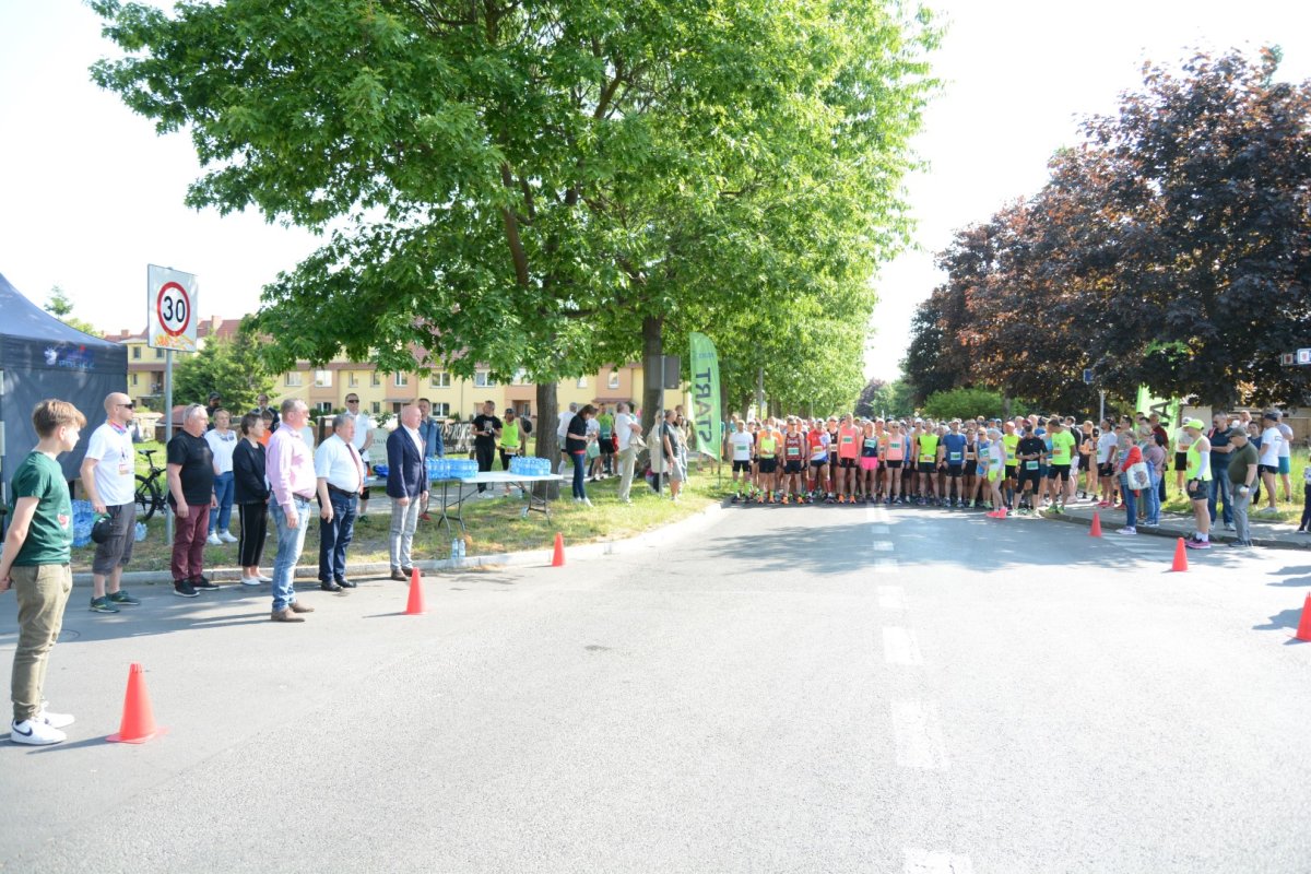 Biegacze startują w biegu ulicznym