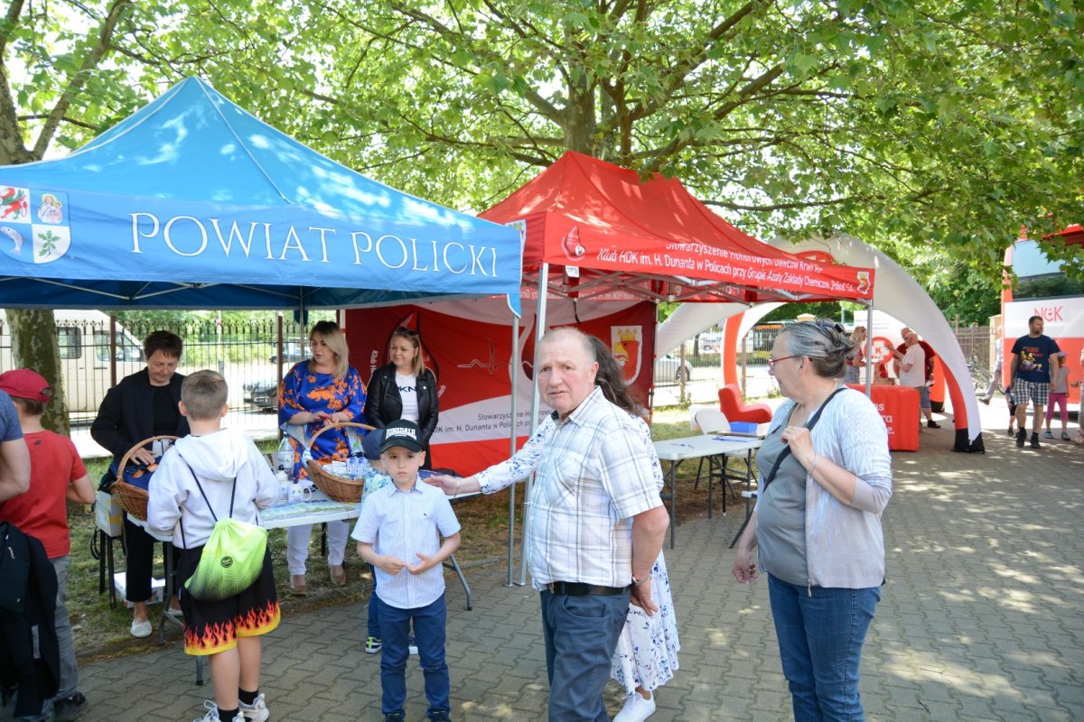 Festyn rodzinny, w tle namioty Powiatu Polickiego i Krwiodawców
