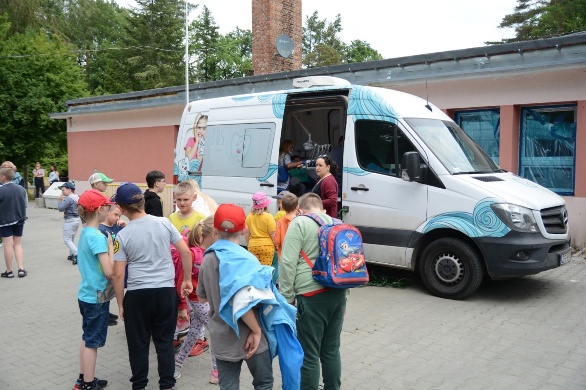 Dentobus z dziećmi czekającymi na badanie