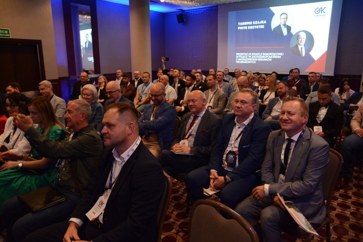 Starosta Policki Andrzej Bednarek, Przewodniczący rady Powiatu w Policach Cezary Arciszewski i Przewodniczący Rady Miejskiej w Policach Andrzej Rogowski siedzą wraz z innymi uczestnikami