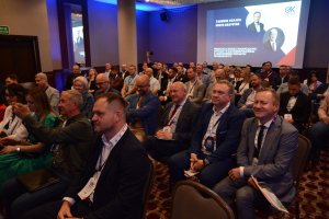 Starosta Policki Andrzej Bednarek, Przewodniczący rady Powiatu w Policach Cezary Arciszewski i Przewodniczący Rady Miejskiej w Policach Andrzej Rogowski siedzą wraz z innymi uczestnikami