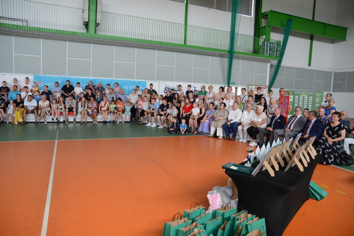 Uczestnicy Gali Sportu w hali sportowej siedzą na trybunach