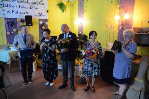 Przedstawiciele samorządu powiatowego wraz z zarządem Związku Emerytów stoją