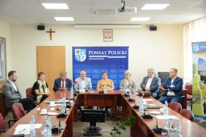 Uczestnicy Forum Samorządowego siedzą jeden obok drugiego