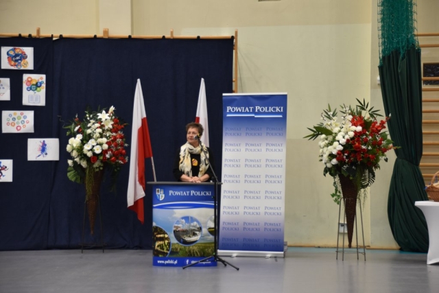 Przemowa przy mównicy otwierająca Galę Laureatów.