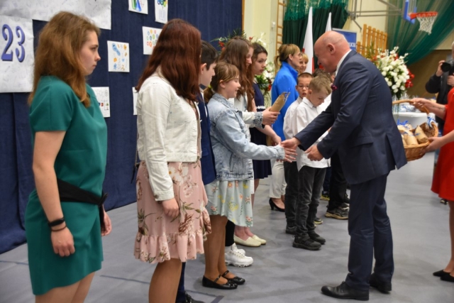 Obdarowanie dzieci upominkami z okazji odniesionych sukcesów.