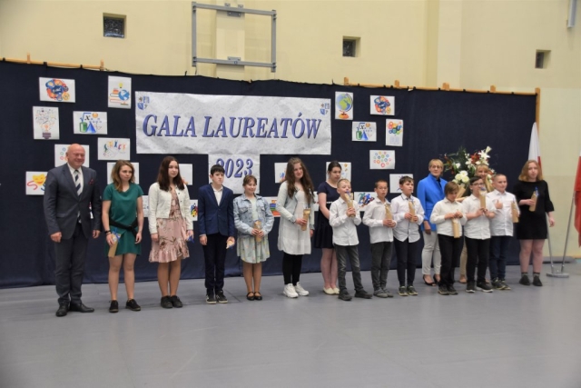 Zdjęcie nagrodzonych upominkami laureatów.