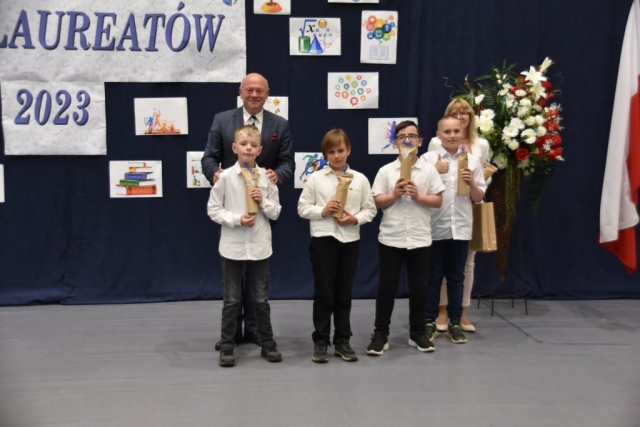 Usmiechnięte dzieci z otrzymanymi upominkami