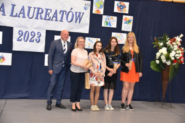 Zdjęcie trzech nagrodzonych laureatek tegorocznej gali wraz z opiekunem.