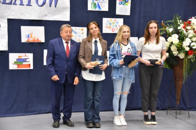 Zdjęcie, na którym widoczne są trzy nagrodzone laureatki.