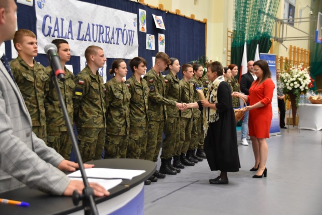 Moment podarowania upominków uczniom klasy mundurowej