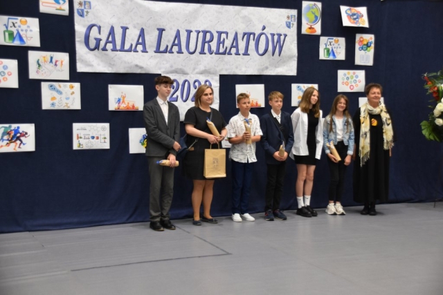 Nagrodzeni laureaci tegorocznej gali na tle ścianki