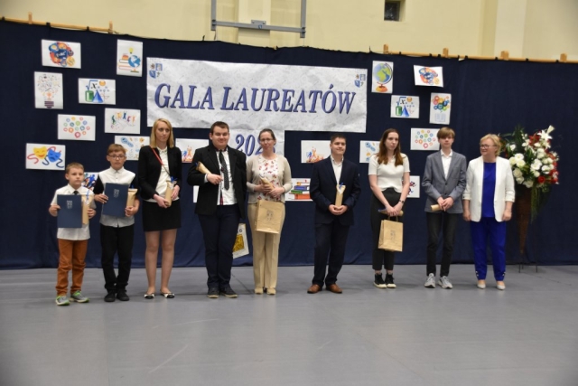 Zdjęcie nagrodzonych laureatów na tle ścianki