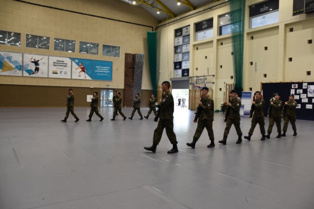 Pokaz musztry klasy mundurowej na hali sportowej