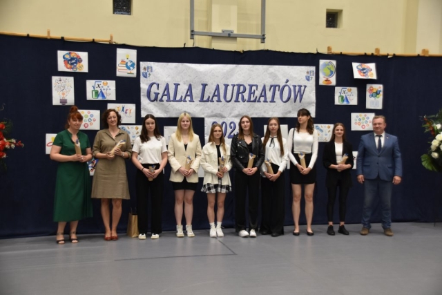Zdjecie siedmiu laureatek wraz z dwiema opiekunkami.