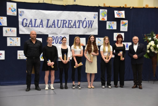 Sześć nagrodzonych laureatek wraz z opiekunem.