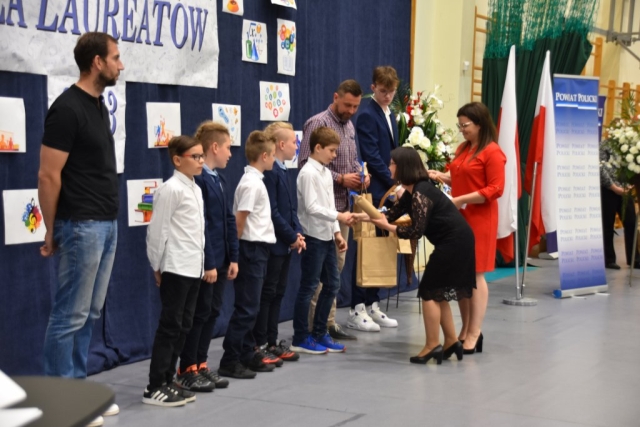 Podarowanie upominków kolejnym laureatom gali