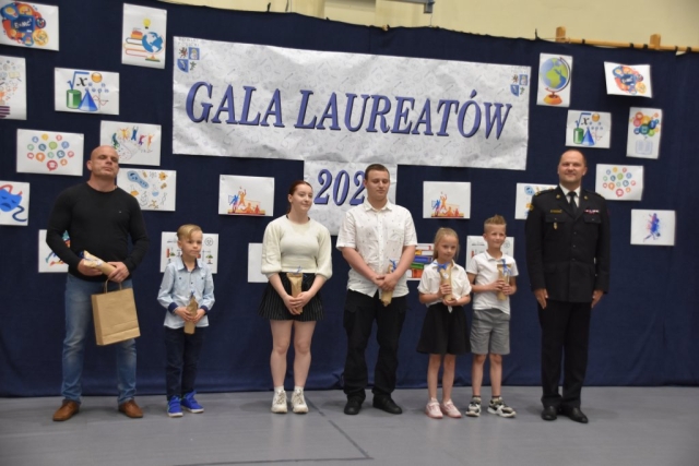 Nagrodzeni uczestnicy Gali Laureatów pozują do zdjęcia.