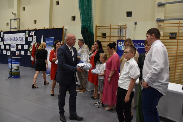 Przekazanie słodkich upominków dla dzieci pod koniec Gali Laureatów.