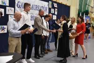 Członek Zarządu Powiatu w Policach p. Beata Chmielewska składa gratulacje laureatom