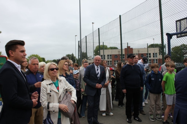 Tłum ludzi przy kompleksie sportowym boisk "Orlik 2012" oczekujący na uroczyste odsłonięcie tablicy pamiątkowej.