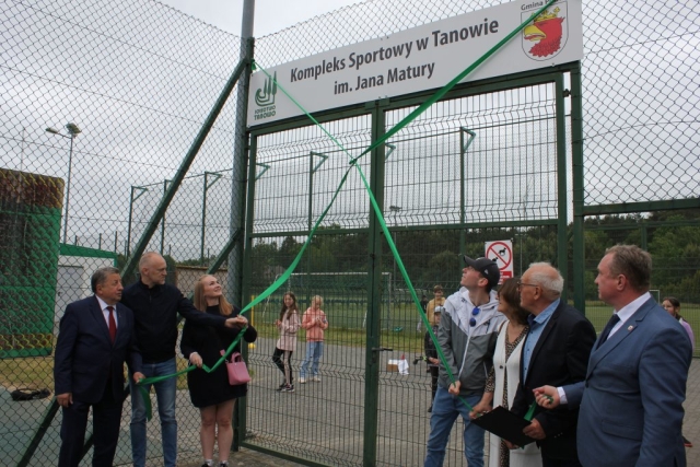 Moment odsłonięcia tablicy pamiatkowej przy wejściu na kompleks boisk sportowych.