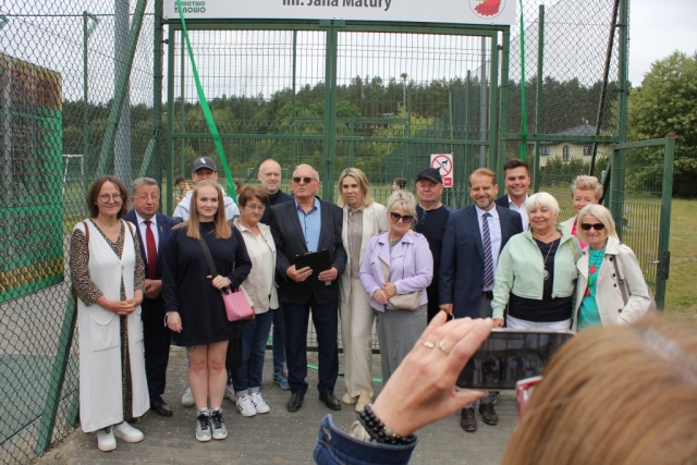 Grupa ludzi uczestników wydarzenia ustawiajaca się do zdjęcia pamiątkowego.