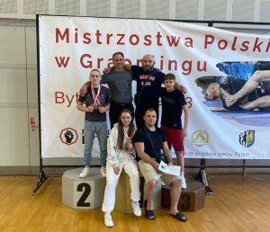 Zawodnicy Energy Gold Team Police stoją na podium