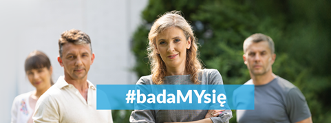 plakat badaMYsię, na zdjęciu widoczne są kobiety oraz mężczyźni patrzący w przód, tle znajdują się drzewa