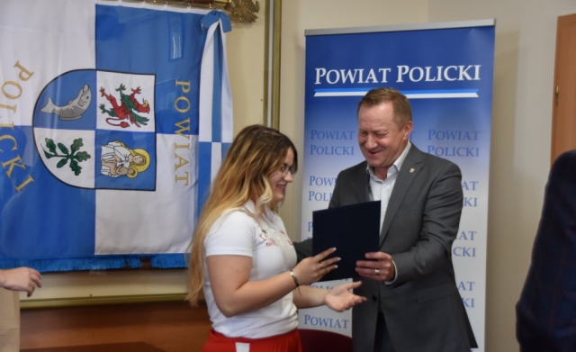 Moment podziękowania wraz z wręczeniem upominku od Andrzeja Bednarka Starosty Polickiego podczas spotkania dla zawodnika Klubu AKS "Promień" Police..