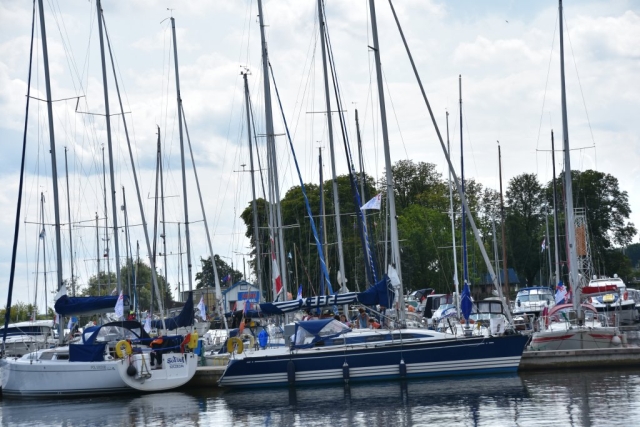 Słoneczna pogoda, jasne chmury na niebie oraz zacumowane łodzie