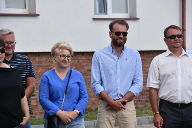 Joanna Napiwodzka Wicestarosta Policki oglądająca zakończenie 59. Etapowych Regat Turystycznych.