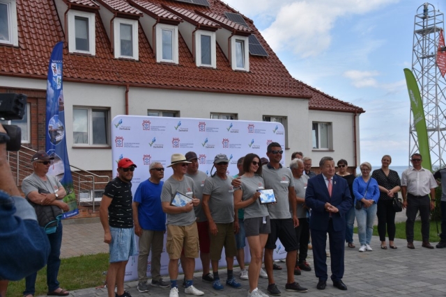 Zdjęcie grupowe, Władysław Diakun Burmistrz Polic i uczestnicy wydarzenia ustawiający się do wykoniania zdjęcia z dyplomami.